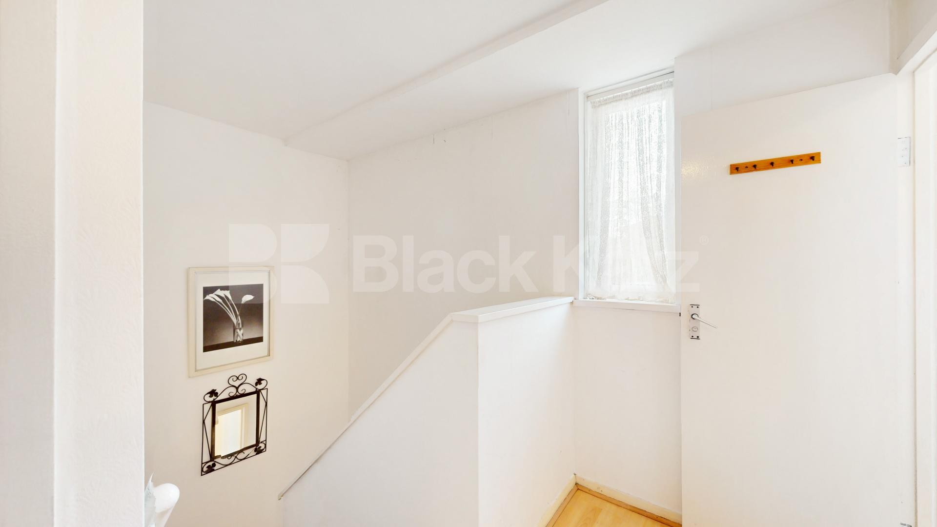 Stylish 2 Bed Split-Level Garden Flat in Prime W10 Location Dowland Street, Queens Park